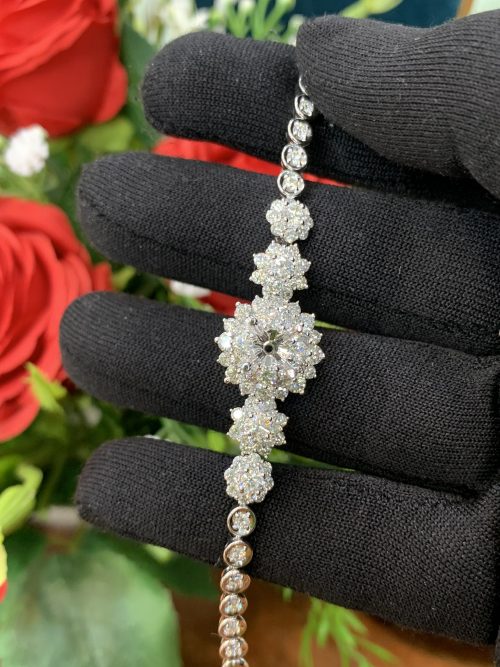 Lắc tay kim cương NL108: Một chiếc lắc tay sang trọng với kim cương quý giá đã sẵn sàng để tôn vinh phong cách của bạn. Đây là món quà tuyệt vời cho bất kỳ dịp đặc biệt nào hoặc chỉ đơn giản là để tự thưởng thức. Nhấn vào hình ảnh để khám phá thêm về chiếc lắc tay đẳng cấp này.