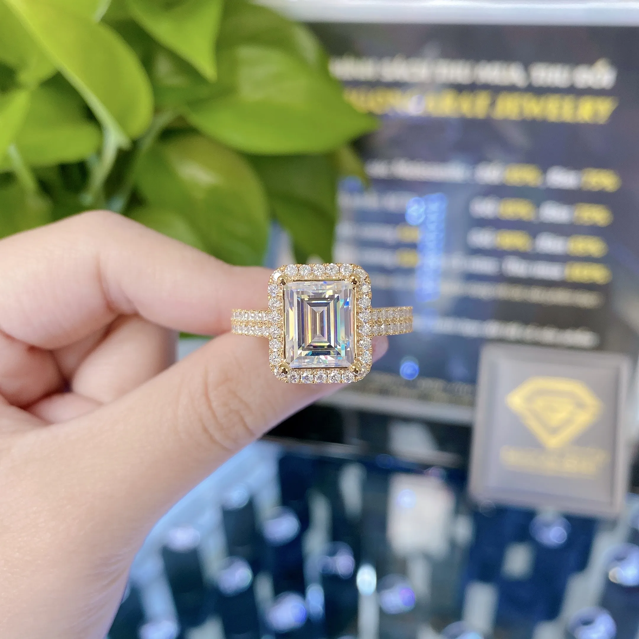 allintitle:trang sức tuổi 40 tinh tế với vòng cổ vàng trắng và bông tai kim cương