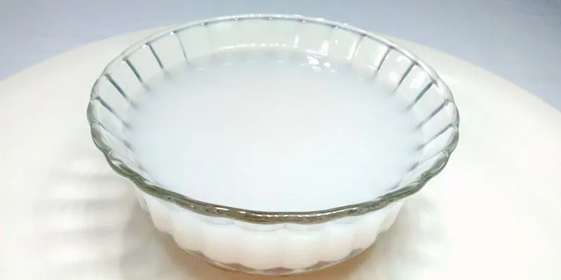 Nước vo gạo đậm đặc làm sạch các vết bẩn trên đồ trang sức