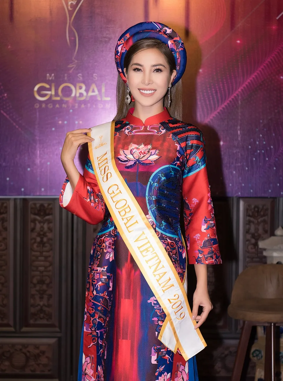 Mỹ Duyên trong vai trò Nữ hoàng Trang sức 2017 với trang phục dạ hội lộng lẫy